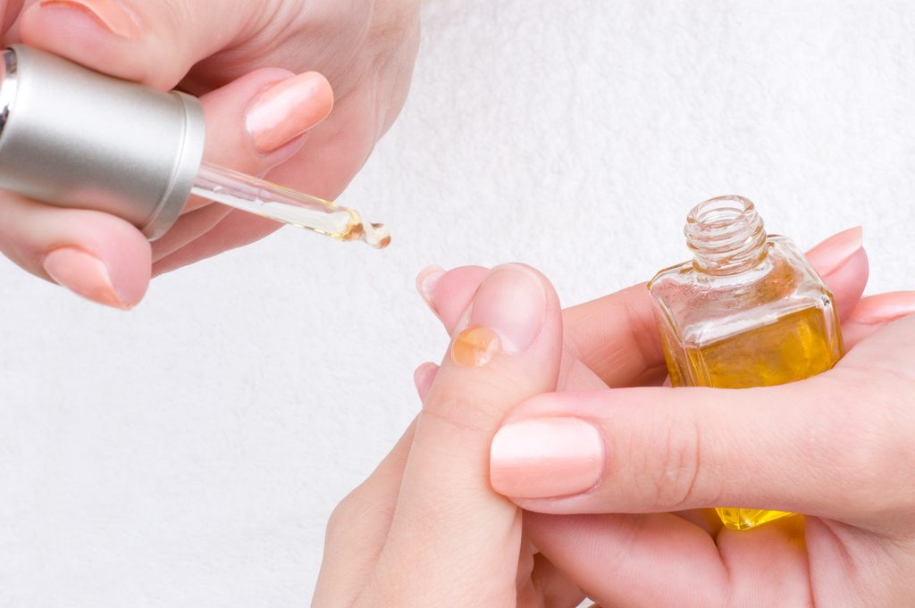 applying manicure: moisturizing and unrationing for the nails and skin around nails. Strengthen Natural Nails.